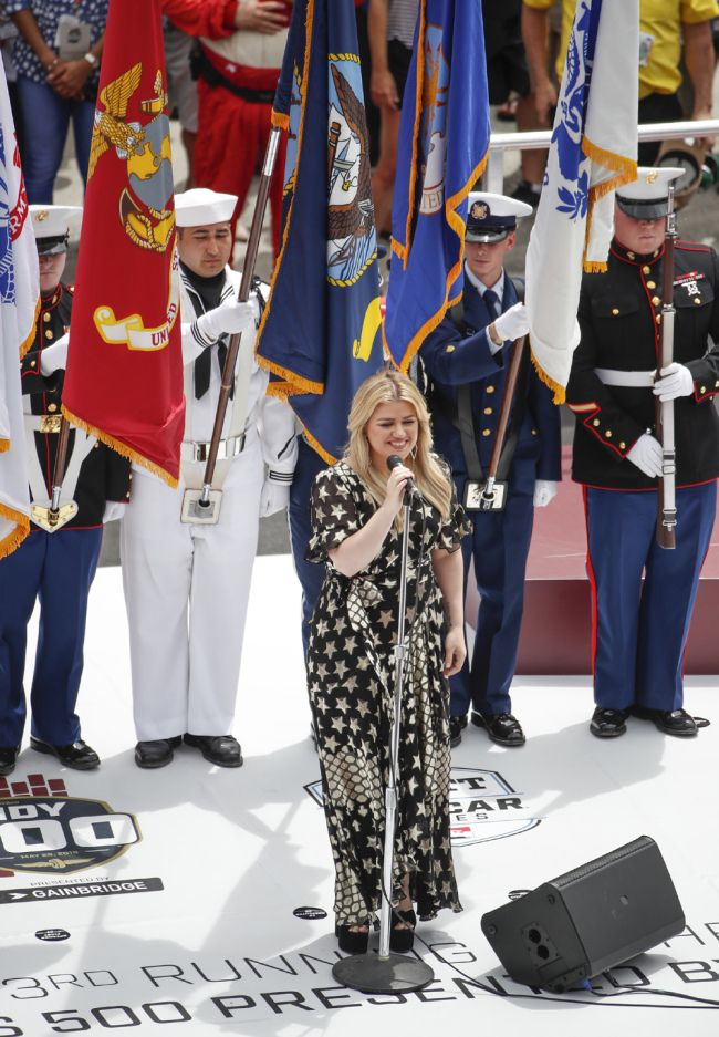Kelly Clarkson sings the national anthem before the 103rd running of the Indianapolis 500 auto race at the Indianapolis Motor Speedway in Indianapolis, Indiana, USA, May 26, 2019. [Photo: IC]