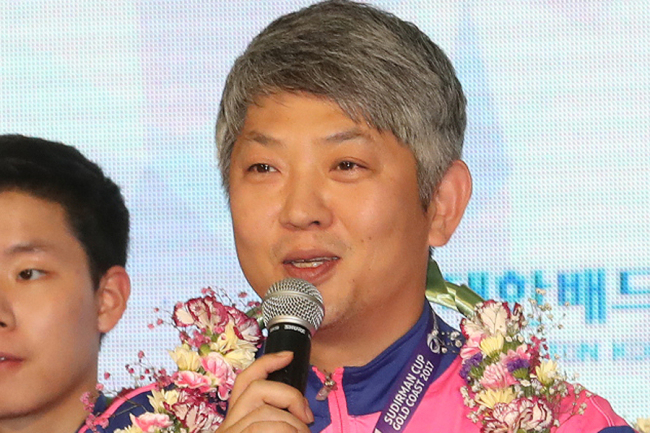 Badminton coach Kang Kyeong-jin speaks during a ceremony in Incheon celebrating the South Korea badminton team winning the gold medal in the world mixed group badminton championship finals in Australia on May 30, 2017. [File photo: IC] 