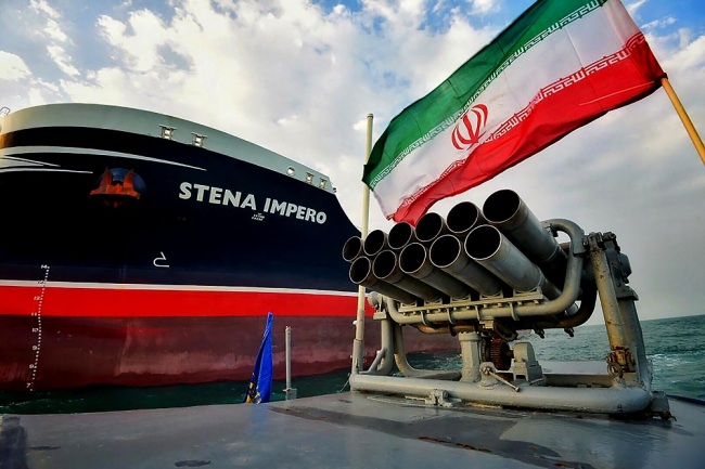 Iranian Revolutionary Guards in speedboats patrolling the British-flagged oil tanker Stena Impero, which was seized in the Strait of Hormuz on Friday by the Guard, in the Iranian port of Bandar Abbas. [File Photo: IC]