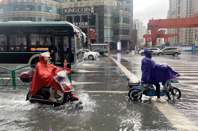 People in Shanghai are affected by Typhoon Lingling on September 6, 2019. [Photo: IC]