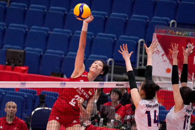 Zhu Ting (top) of China spikes the ball during the Round Robin match between China and South Korea at 2019 Volleyball Women's World Cup match in Yokohama, Japan, September 14, 2019. [Photo: IC]
