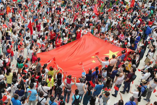 Residents gather at a plaza in Kowloon and sing China's national anthem to show their support to Hong Kong police on Sept. 13, 2019. [File Photo: VCG]