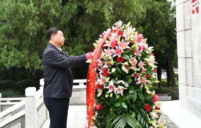 Xi Jinping, general secretary of the Communist Party of China Central Committee, lays a wreath at the Revolutionary Martyrs' Monument during an inspection tour in central China's Henan Province on September 16, 2019. [Photo: Xinhua/Xie Huanchi]