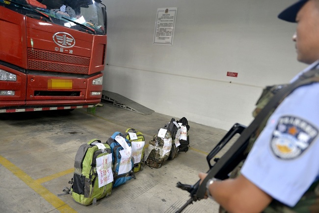 Police show the seized drugs in Yunnan Province on June 9, 2019. [File Photo: IC]