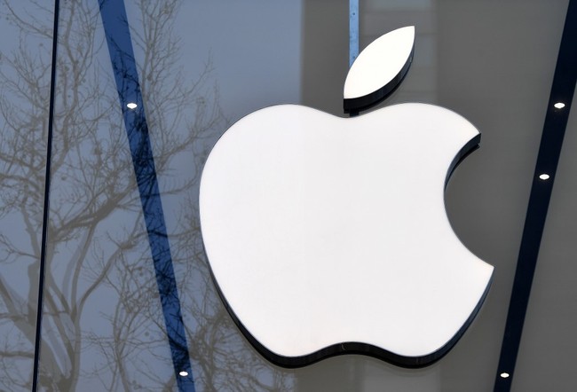 A logo of the U.S. multinational technology company Apple is on display on the facade of an Apple store in Brussels on February 8, 2018. [File Photo: AFP]