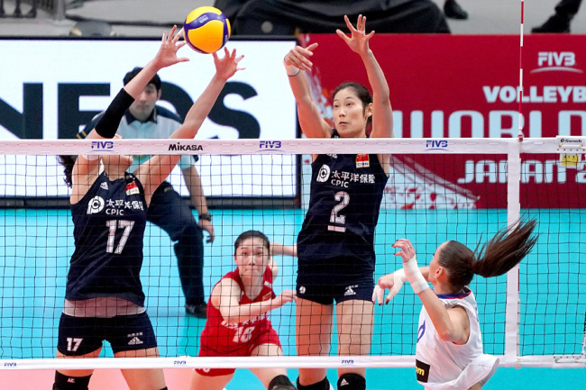 China’s Zhu Ting (2) prepares a block against Russia in a FIVB Volleyball Women’s World Cup game in Yokohama, Japan on Sep 16, 2019. [Photo: IC]