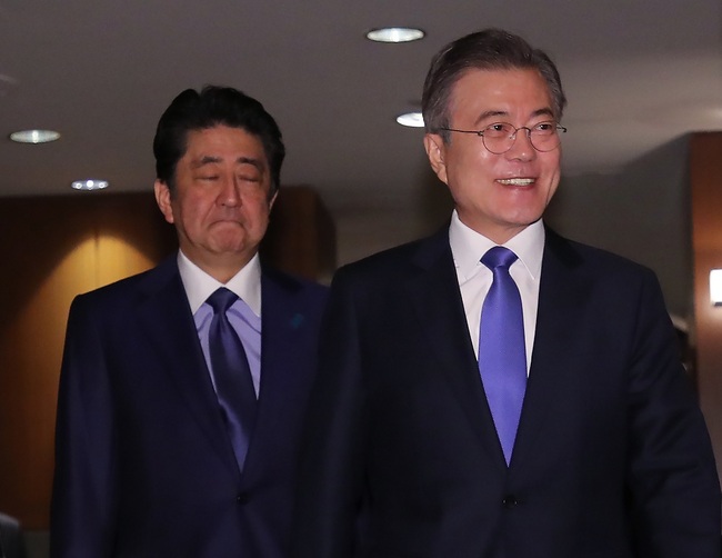 Japanese Prime Minister Shinzo Abe(L) and South Korean President Moon Jae-in. [File Photo: Reuters via IC]