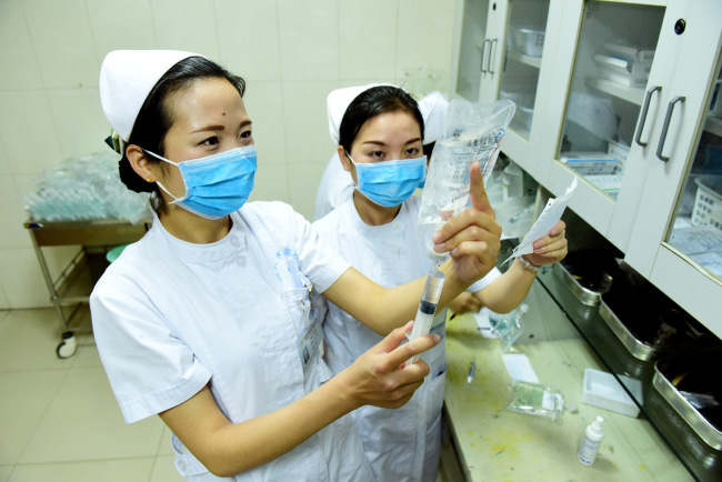 Nurses work at a hospital in the city of Shijiazhuang, Hebei Province, May 12, 2017. [File Photo: IC]