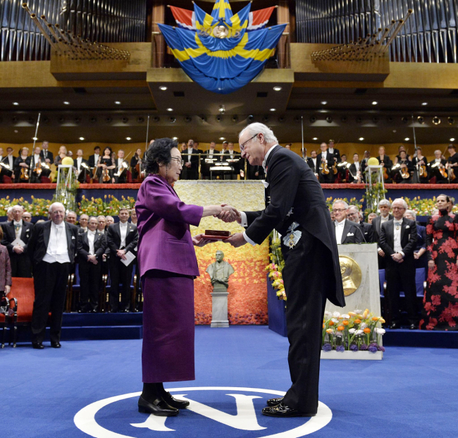 Nobel Medicine Prize 2015 co-winner Chinese Tu Youyou (L) receives her medal from King of Sweden Carl XVI Gustaf during the 2015 Nobel Prize award ceremony at the Stockholm Concert Hall in Stockholm on December 10, 2015. [File Photo: VCG]