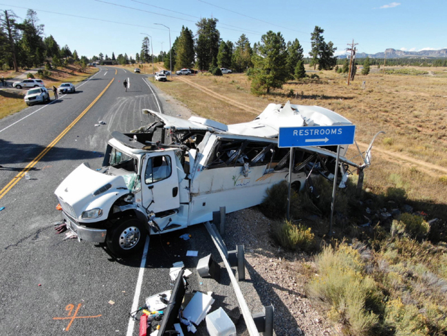 A handout photo made available by the Utah Highway Patrol shows the scene of a multiple-fatality bus crash which occurred on Utah Highway 12 near the Bryce Canyon National Park in Bryce Canyon, Utah, 20 September 2019. [Photo: IC]