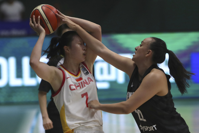 Shao Ting (left) of China and Ashleigh Karaitiana of New Zealand fight to take control of the ball during their FIBA Basketball Women's Asia Cup match at Sree Kanteerva Stadium in Bangalore on Sept 24, 2019. [Photo: IC]