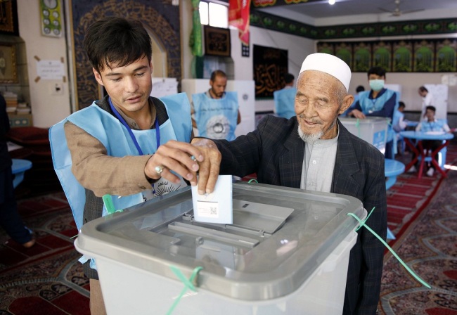 An Afghan man casts his ballot at a polling station during the presidential elections, in Kabul, Afghanistan, September 28, 2019. [Photo: IC]