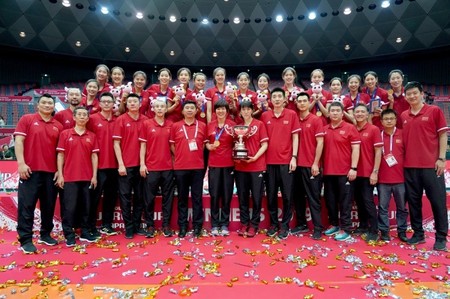 Chinese volleyball team players and coaches pose for a group photo after they claimed the World Cup title in the Japanese city of Osaka, Japan, September 29, 2019. [Photo: IC]