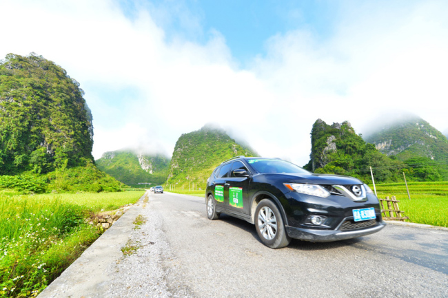 Participating cars are on the road passing through a mountainous region during the race of the China-ASEAN Touring Assembly. [Photo provided to China Plus]