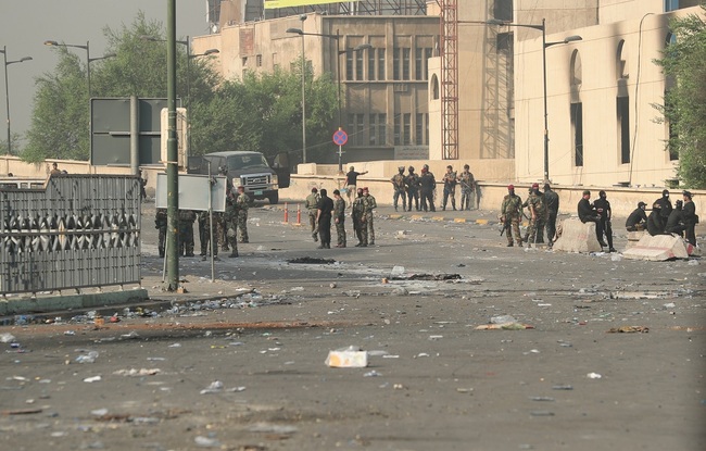 Iraqi security forces close a main road leading to the Green Zone while anti-government protesters gather for a demonstration in Baghdad, Iraq, Thursday, October 3, 2019. [Photo: IC]