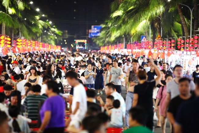 A night market in Haikou City, Hainan Province, attracts thousands of visitors on Friday, October 4, 2019. [Photo: IC]
