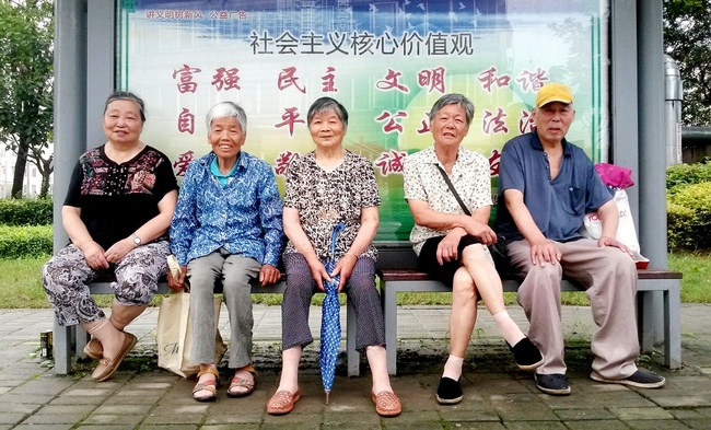 Elderly Chinese people wait for bus at a station in Rugao city, Nantong city, east China's Jiangsu province, January 3, 2019. [File Photo: IC]