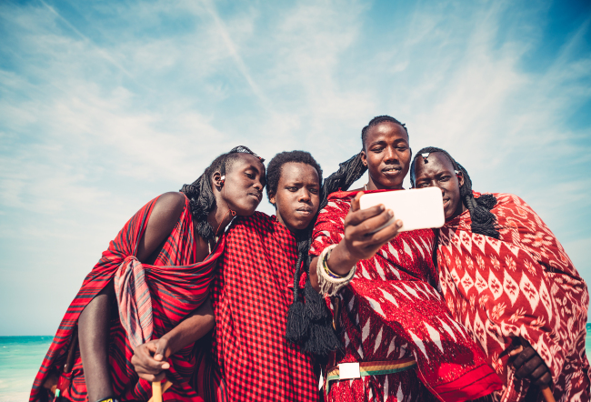 African young people reading a smartphone message. [File Photo: VCG]
