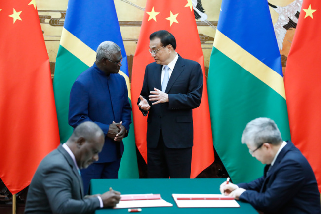Chinese Premier Li Keqiang and Solomon Islands' Prime Minister Manasseh Sogavare witness the signing of bilateral cooperation agreements after their talks at the Great Hall of the People in Beijing, on Oct. 9, 2019. [Photo: gov.cn]