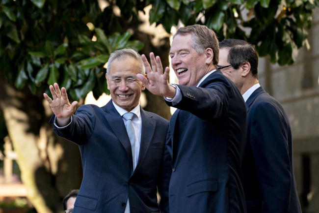 Chinese Vice Premier Liu He and U.S. Trade Representative Robert Lighthizer wave to journalists in Washington, DC, October 11, 2019. [Photo: Bloomberg via VCG]
