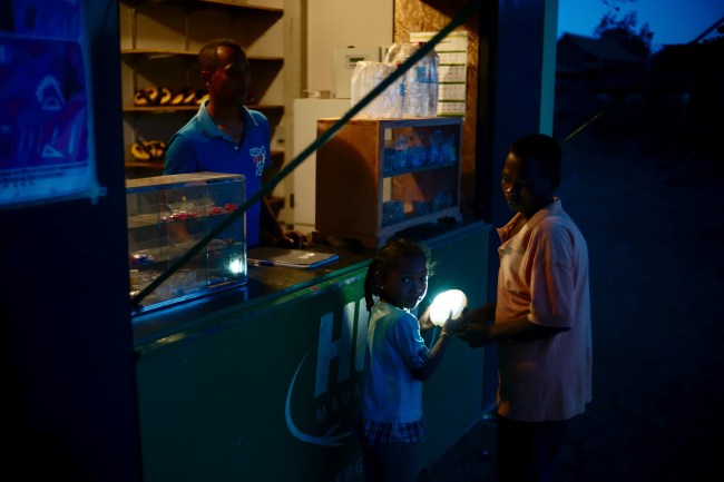 The solar electricity kiosks Heri Madagacar bloom in many villages. One can rent lamps for 150 ariary for the night, charged thanks to the solar panels installed on the roof.[File Photo: zuma via IC]