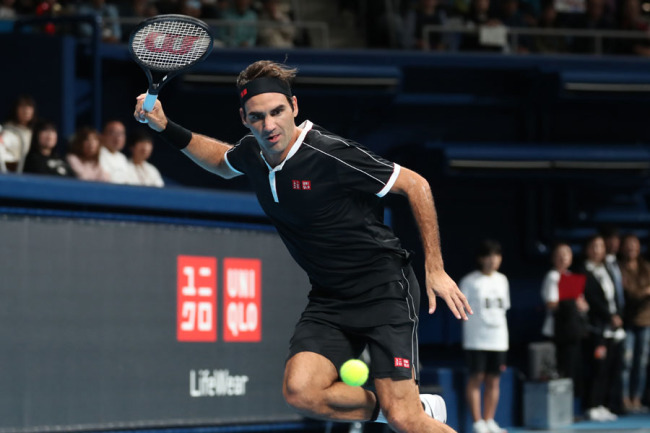 Swiss tennis player Rodger Federer returns against John Isner of the United States as Uniqlo holds a charity tennis event "Uniqlo Lifewear day Tokyo" in Tokyo on Monday, October 14, 2019. [Photo: IC]