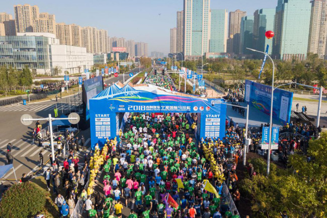 Runners start their 2018 Ningbo International Marathon race in downtown Ningbo on Oct 28, 2018. [File photo provided to China Plus]