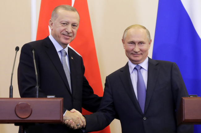 Turkey's President Recep Tayyip Erdogan (L) and Russia's President Vladimir Putin shake hands at a joint news conference on Syria, October 22, 2019, following their meeting in Sochi, Russia. [Photo: IC]