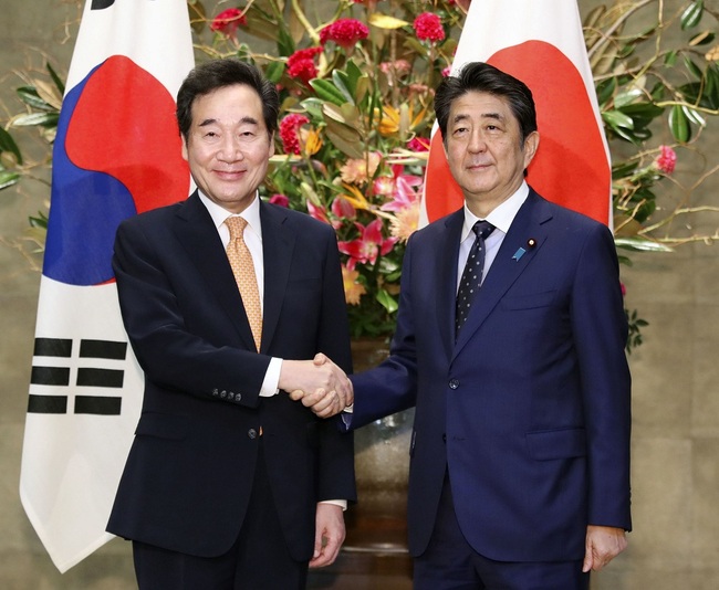 Japanese Prime Minister Shinzo Abe (R) and his South Korean counterpart Lee Nak Yon shake hands ahead of their talks in Tokyo on Oct. 24, 2019. [Photo: IC]