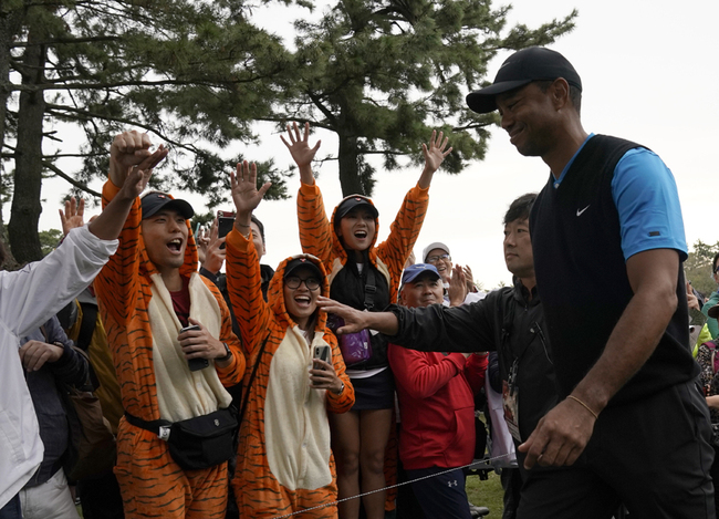 Tiger Woods of the United States walks near his fans on the 4th hole during the third round of the Zozo Championship PGA Tour at the Accordia Golf Narashino country club in Inzai, east of Tokyo, Japan, Sunday, Oct. 27, 2019. [Photo: AP/Lee Jin-man]