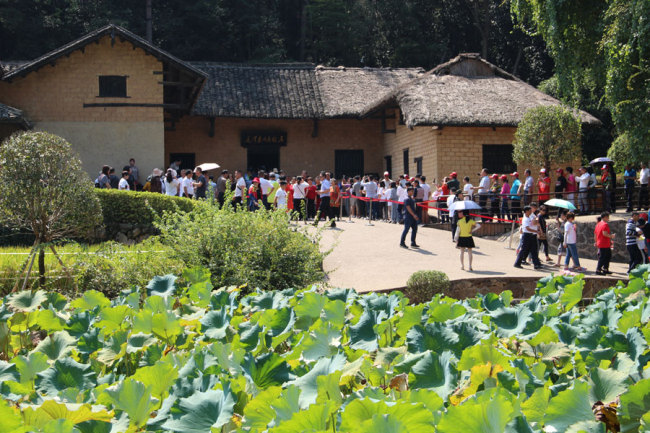 More than 10,000 visitors arrive at the former residence of Chairman Mao at Shaoshan. [Photo courtesy of Melsam Ojha] 