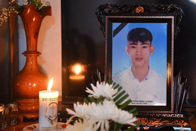 A portrait of 20-year-old Nguyen Dinh Luong, who is feared to be among the 39 people found dead in a truck in Britain, is kept on a prayer altar at his house in Vietnam's Ha Tinh province on October 29, 2019. [Photo: VCG]