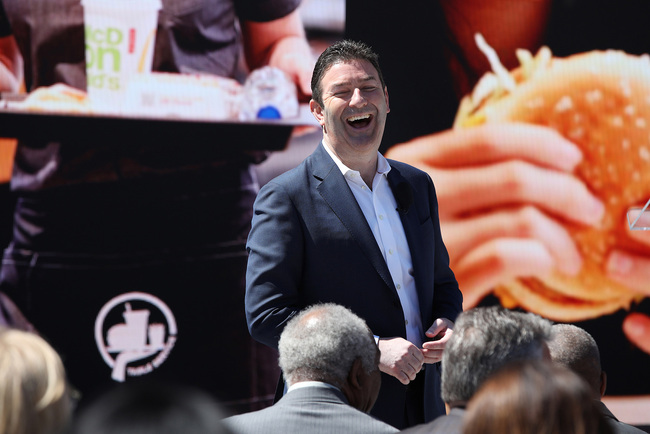 Steve Easterbrook , President and CEO of McDonald's Corporation, greets people in the crowd before the grand opening of McDonald's new headquarters on Monday, June 4, 2018 in Chicago.[File Photo: Newscom via VCG]