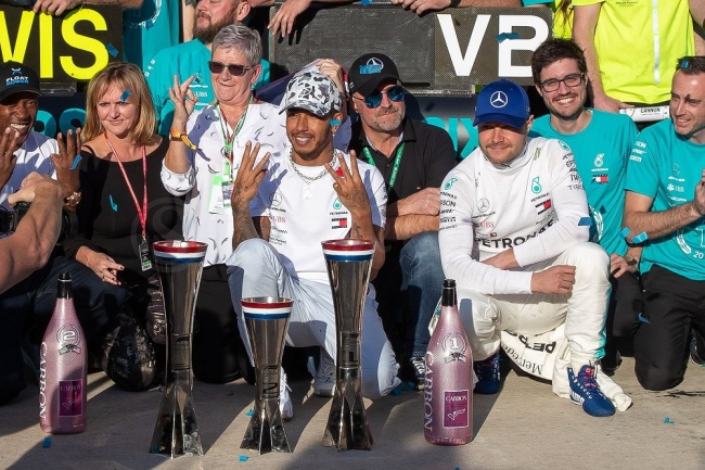 Lewis Hamilton (C) celebrates his sixth F1 world title following the F1 Grand Prix of USA at Circuit of The Americas in Austin, Texas on November 03, 2019. [Photo: VCG]