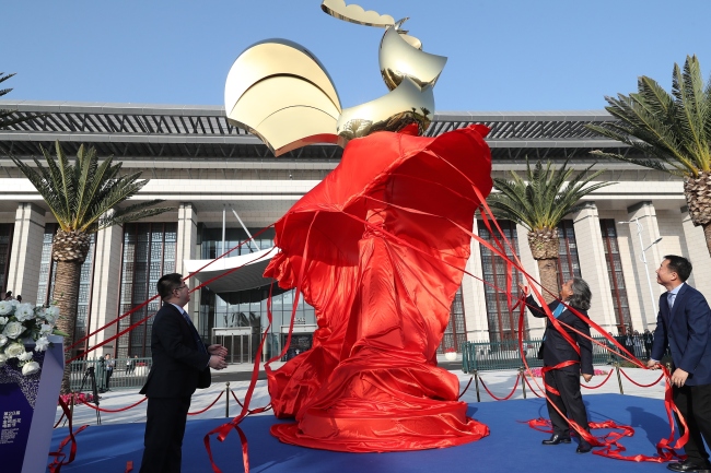 A Golden Rooster statue unveiled during the 28th China Golden Rooster and Hundred Flowers Film Festival on Tuesday, November 19, 2019. [Photo: VCG]