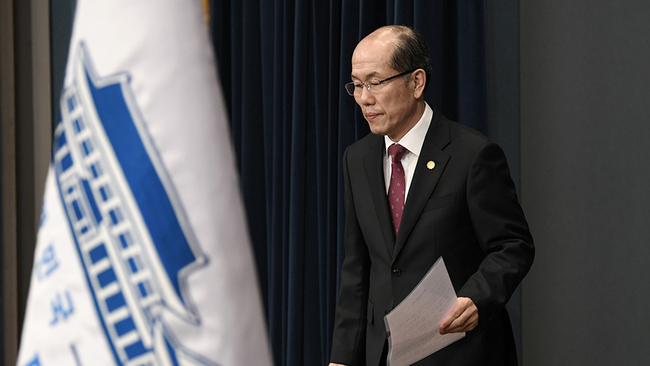 Kim You-geun arrives to speak at a press briefing on the General Security of Military Agreement. [Photo: AFP]