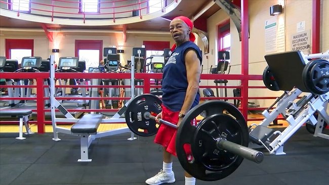 This photo, provided by 13 WHAM-TV on Monday Nov. 25, 2019, shows Willie Murphy, 82, as she lifts weights at a gym in Rochester, N.Y. Murphy. [Photo: AP] 