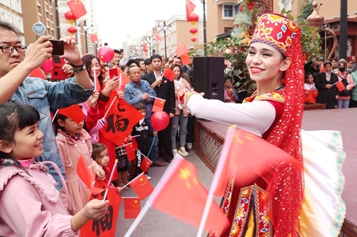 Residents in Urumqi, regional capital city of Northwest China's Xinjiang Uyghur Autonomous Region celebrate the 70th anniversary of the founding of the People's Republic of China on October 3. [Photo: VCG]