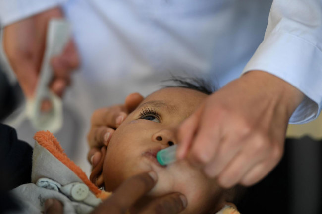 Medical staff feeds medicines to a Myanmar child who receives free treatment at Fuwai Yunnan Cardiovascular Hospital (FYCH) in Kunming, capital of southwest China's Yunnan Province, on December 6, 2019. [Photo: VCG]