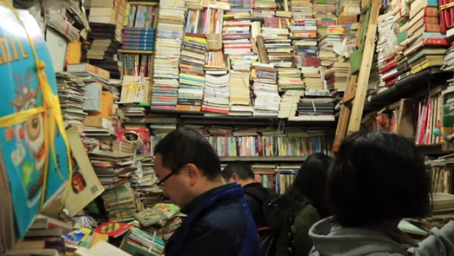 Mr. Wang's bookstore in Chongqing Municipality. [Screenshot: China Plus]