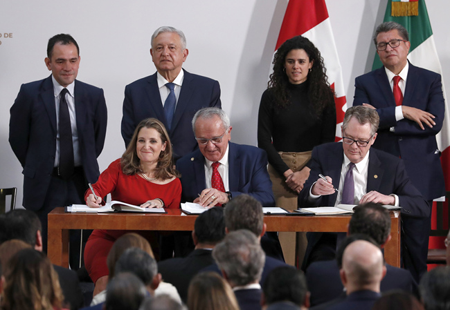 Deputy Prime Minister of Canada Chrystia Freeland, left, Mexico's top trade negotiator Jesus Seade, center, and U.S. Trade Representative Robert Lighthizer, sign an update to the North American Free Trade Agreement, at the national palace in Mexico City, Tuesday, Dec. 10. 2019. [Photo: AP]