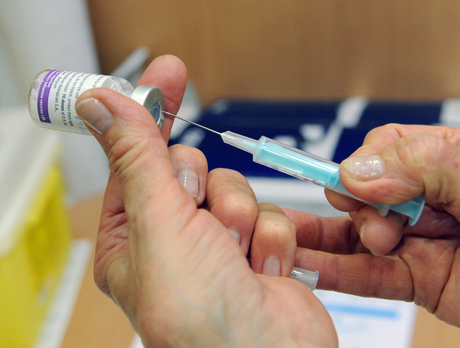 A medic gets ready to vaccinate someone against swine flu on November 12, 2009 in Montpellier, southern France. [Photo: AFP/PASCAL GUYOT]