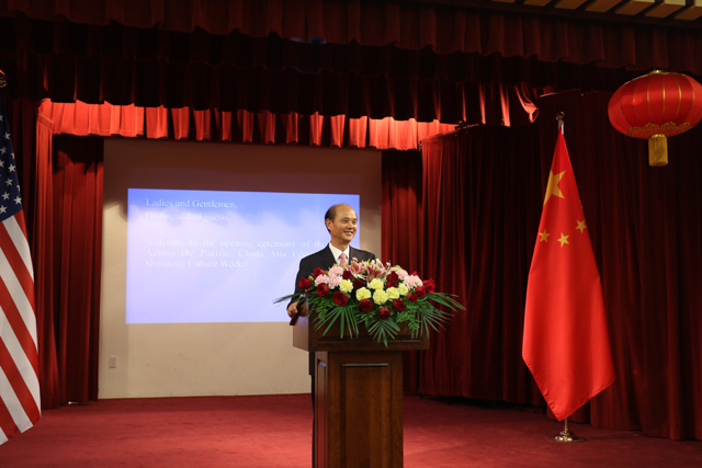 中国驻旧金山总领事罗林泉为第四届“跨越太平洋中国艺术节”揭幕