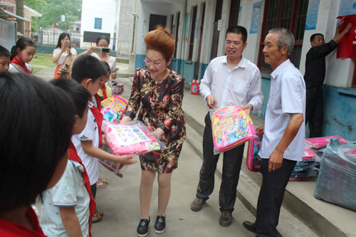 小茶叶 大人生——专访河南省政协常委、全国十佳农民、信阳市罗山县灵山茶业有限责任公司董事长钱晓玲