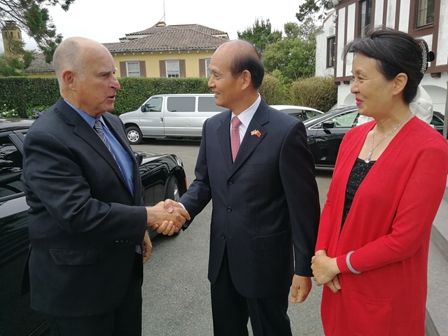 中国驻旧金山总领事罗林泉会见美国加州州长布朗