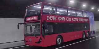 中央广播电视总台巴士成为第一辆驶上港珠澳大桥的大巴