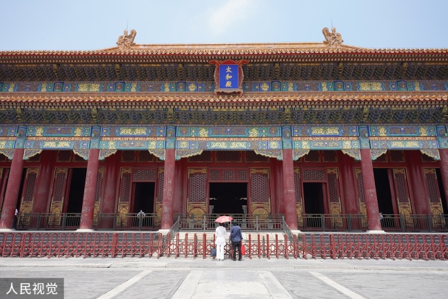 Na snímku stojí turisté před palácem Taihe v Zakázaném městě v Pekingu dne 21. července 2020. /VCG