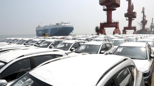 Na snímku jsou automobily vyrobené v Číně, které čekají na přepravu v přístavu v Lianyungang (Lien-jün-kang) v provincii Jiangsu (Ťiang-su) na jihovýchodě Číny dne 16. července 2020. / Tisková agentura Nová Čína (Xinhua)