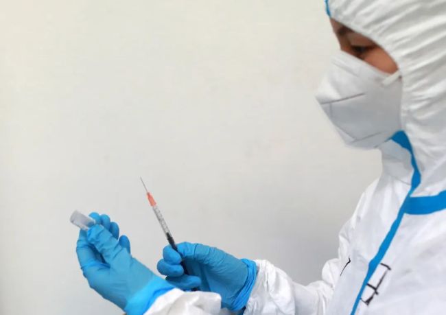 Vakcína proti koronaviru se podrobuje klinickým zkouškám ve městě Wuhan (Wu-chan). / VCG