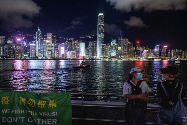 Na snímku si povídají dva občané ve Viktoriině přístavu v Hongkongu v Číně dne 27. července 2020. Fotografie: Visual People